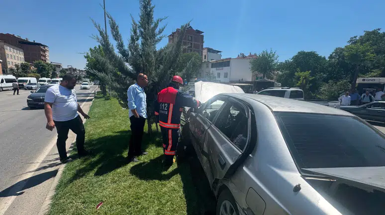Elazığ'da beton mikseri ile otomobil çarpıştı : 3 yaralı