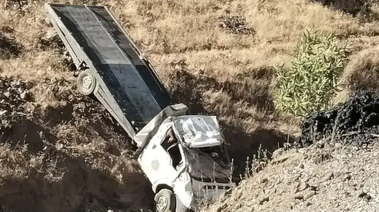 Siirt'te çekici şarampole devrildi : 2 kişi yaralandı