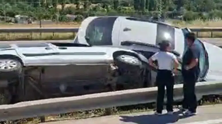 Bursa'da iki otomobil orta refüje saplandı : Araçlar bariyerlerin arasında sıkıştı