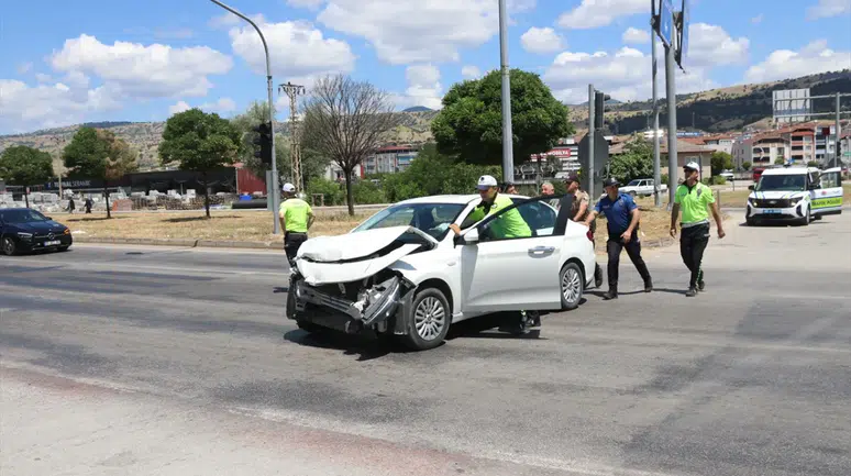 Amasya Taşova'da otomobil ile beton mikseri çarpıştı : 5 yaralı