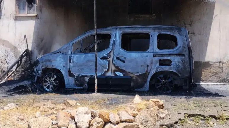 Siirt'te araçta çıkan yangın eve sıçradı