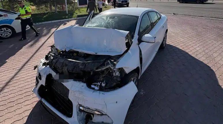 Aksaray Eskil'de kaza : Otomobil kamyona arkadan çarptı