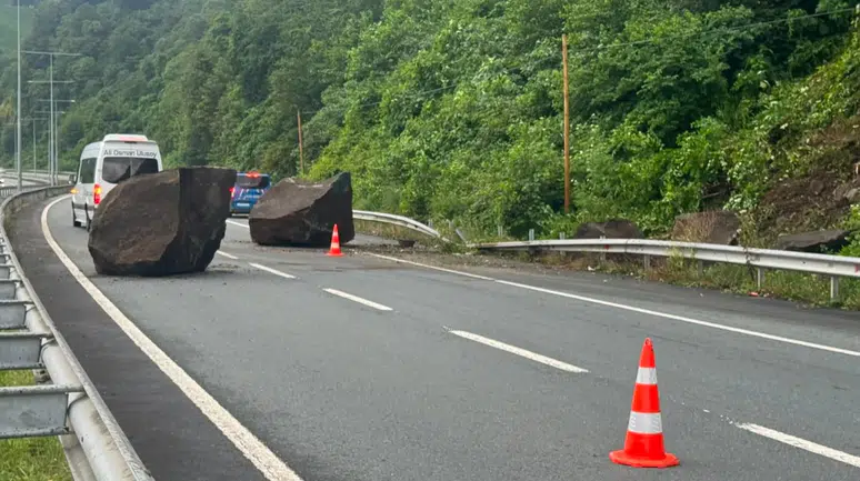 Rize'de yamaçtan kopan kayalar yolu kapattı
