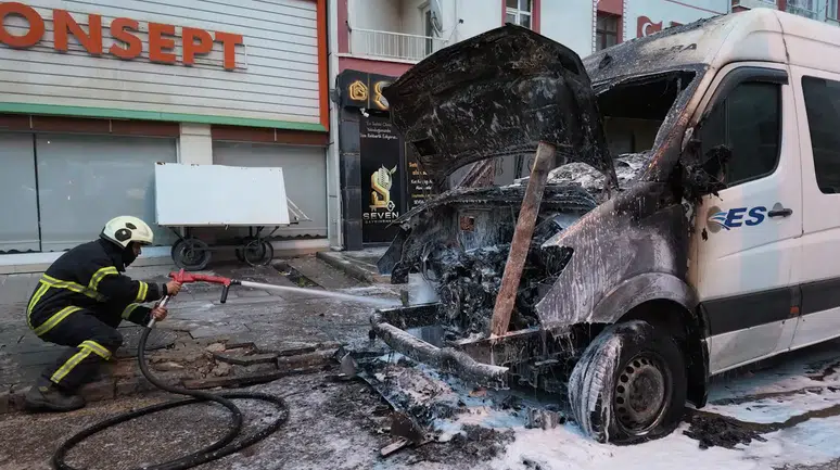 Kırıkkale'de park halindeki minibüste yangın : Araçta maddi hasar oluştu