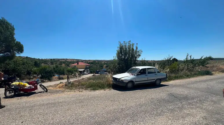 Gördes'te motosiklet otomobile çarptı, 2 kişi yaralandı