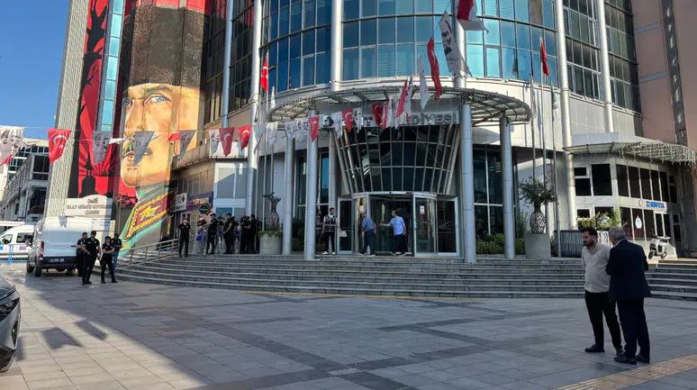 İzmit Belediye Başkanı Fatma Kaplan Hürriyet ve eşi gözaltında
