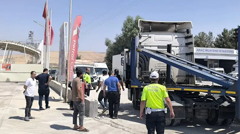 Mardin'de 2 tır çarpıştı : Sürücü yaralandı