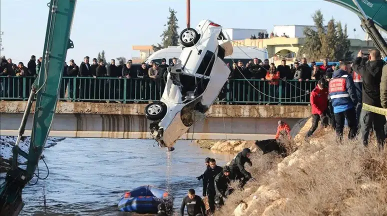 Erzincan'da sulama kanalına düşen otomobilin sürücüsü kurtarıldı