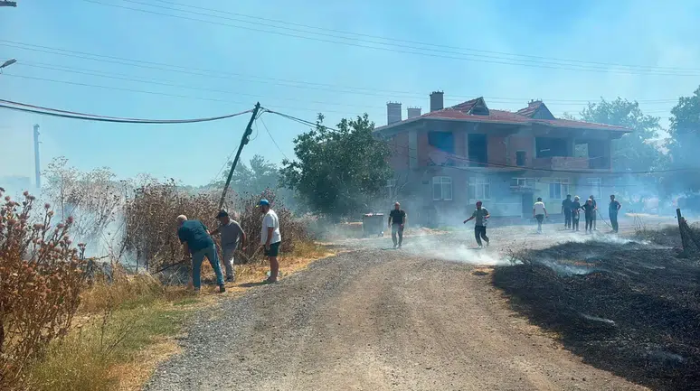 Kırklareli Lüleburgaz'da otluk alan ve anız yangını kontrol altına alındı
