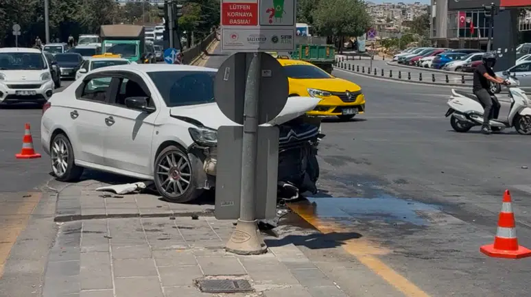 Gaziantep'te 3 otomobil arasında zincirleme trafik kazası