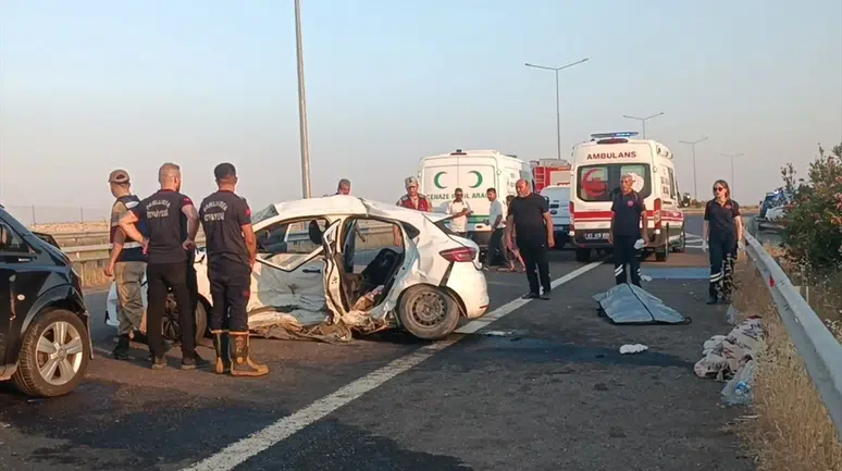 Şanlıurfa'da otomobil ile minibüs çarpıştı : 3 ölü, 7 yaralı