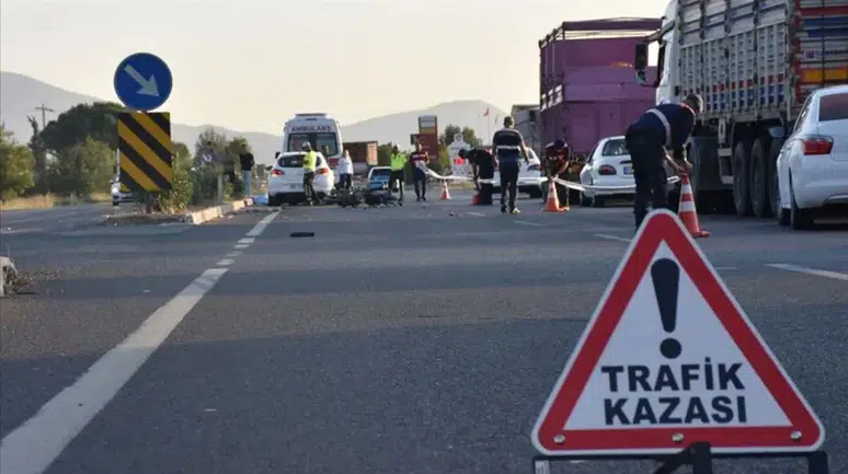 Afyonkarahisar’da tır ile minibüs çarpıştı : 79 yaşındaki sürücü öldü