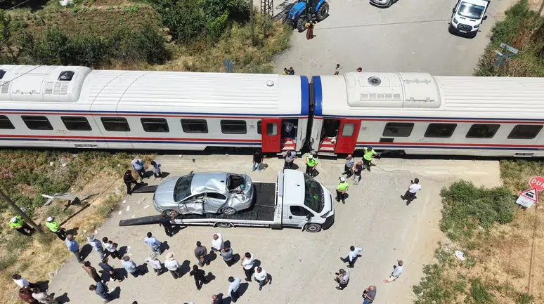 Muş'ta tren otomobile çarptı: 3 yaralı