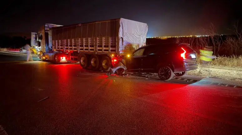 Yozgat'ta otomobil tıra arkadan çarptı : Yaralılar var