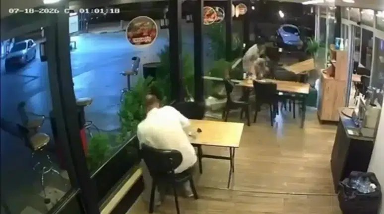 Kocaeli'de kontrolden çıkan motosiklet lokantaya daldı : Masada oturan müşteri yaralandı