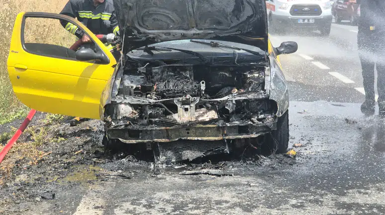 Tekirdağ'da otomobil alev alev yandı : Trafik tek şeritten sağlandı