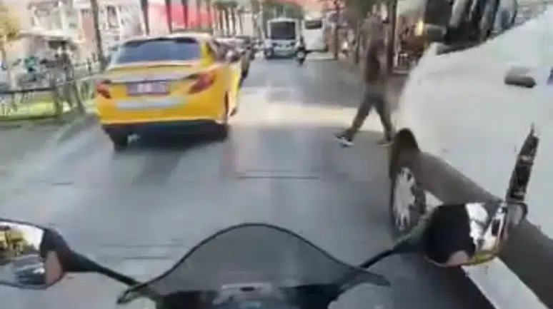 Bursa'da motosikletin yayaya çarptığı kaza kask kamerasına yansıdı