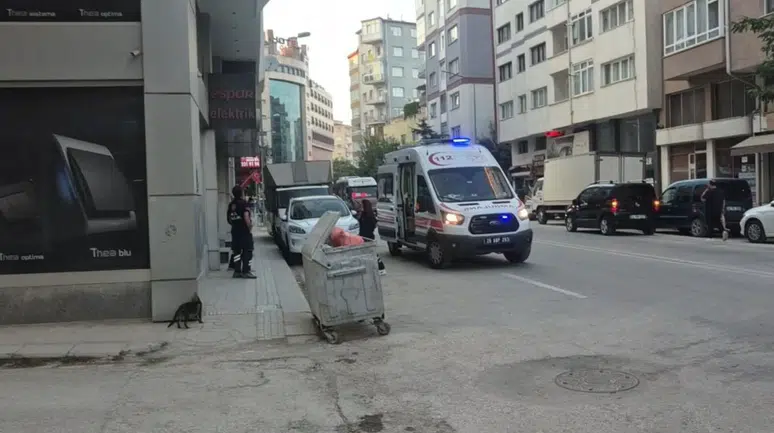 Sokakta kolonya içen şahıs hastanelik oldu