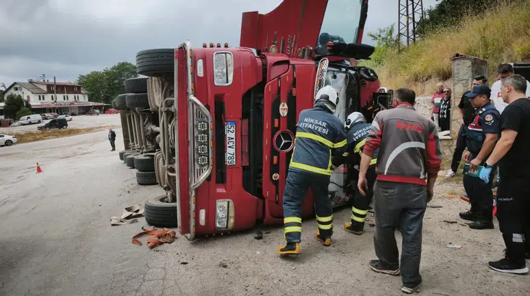 Tokat Niksar'da kamyonet devrildi : 3 yaralı