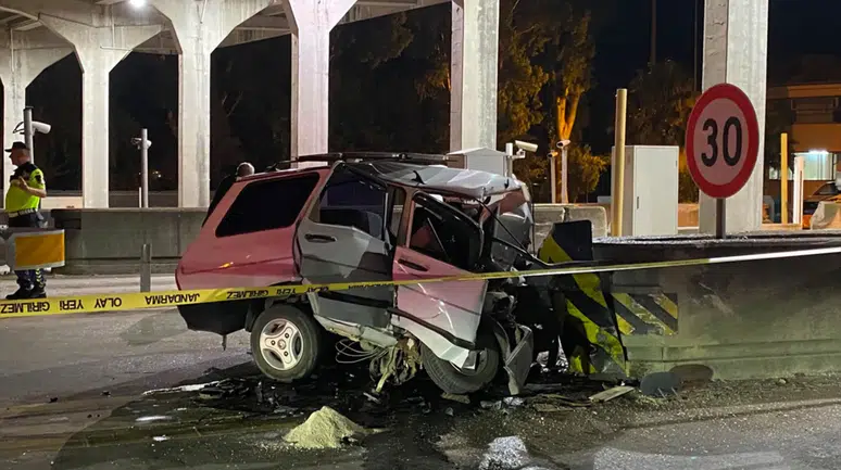 Adana'da otoyol gişesinde feci kaza : Bariyerlere çarpan sürücü öldü