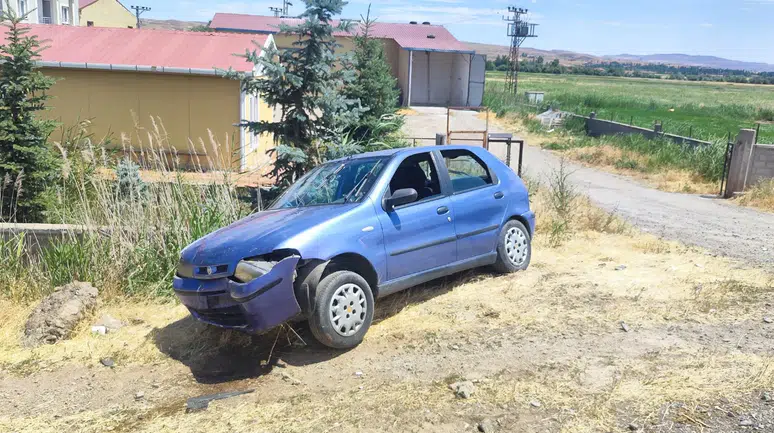 Sivas'ta otomobil bariyerlere çarptı, 4 kişi yaralandı