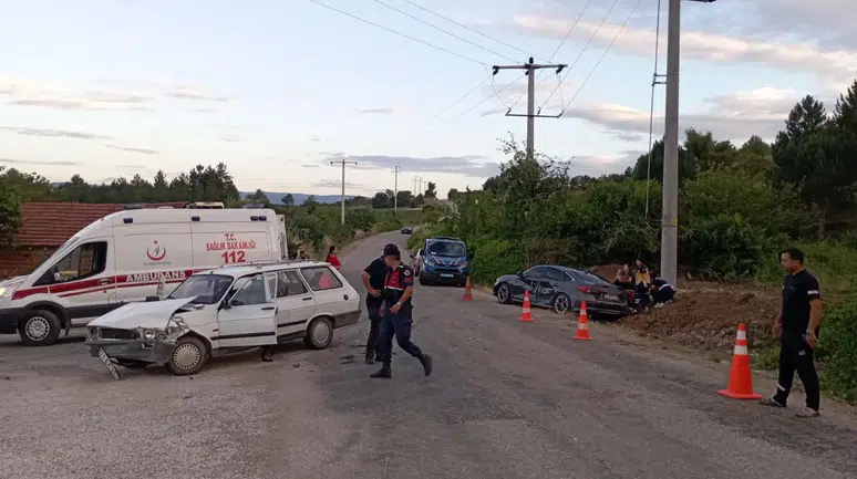 Bilecik'te iki otomobilin çarpıştığı kazada 10 kişi yaralandı