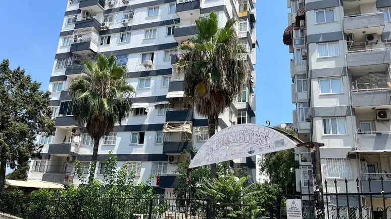 Tartıştığı eşinin başına çekiçle vurup boğazından bıçakladı