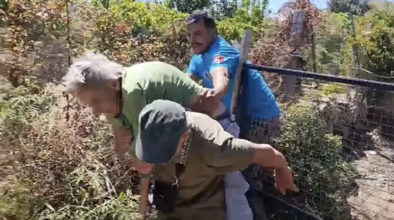 Kendini yakmak isteyen kadın, alevlerin arasından kurtarıldı