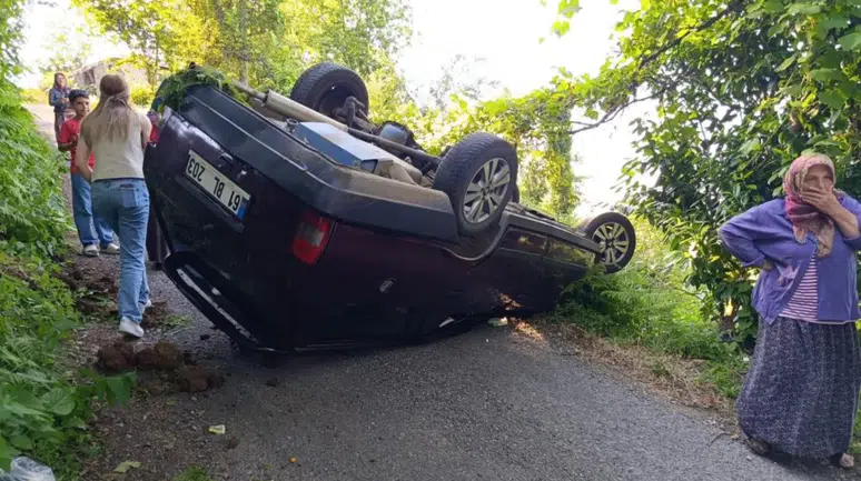 Giresun'da yokuşta kayan otomobil takla attı : 4 yaralı