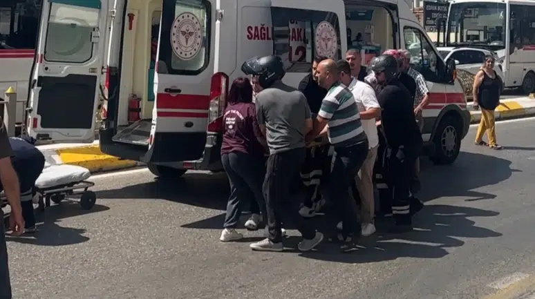 Edirne'de minibüs ile motosiklet çarpıştı : Sürücü yaralandı