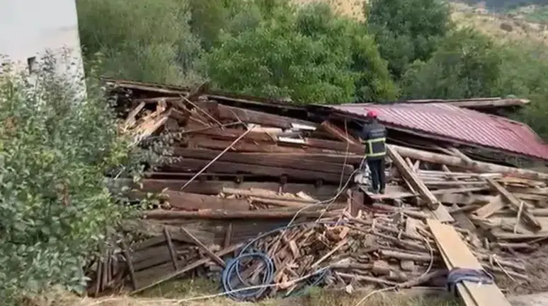 Kastamonu’da tadilat sırasında köy evi çöktü : 5 kişi yaralandı