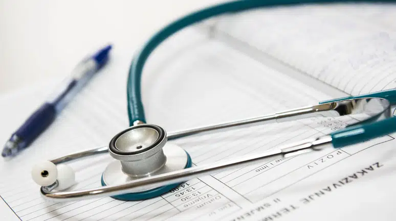 Manisa'da doktor ameliyat için hastalardan para talep etti