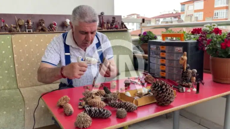 Doğadan topladığı malzemeleri sanata dönüştürüyor