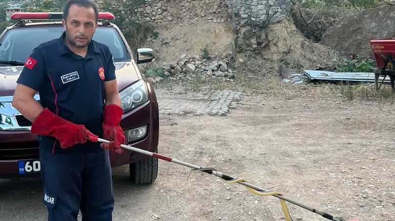 Tokat’ta eve giren yılanı itfaiye ekipleri yakaladı