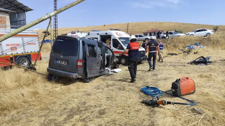 Elazığ'da hafif ticari araç tarlaya devrildi : 1'i ağır 5 yaralı
