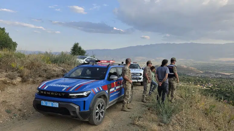 Erzincan'da toprak kayması paniği : 6 bağ evi tahliye edildi