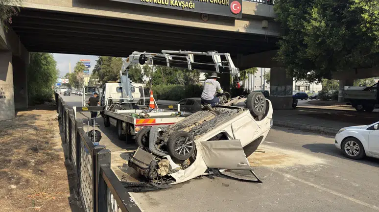 Adana Yüreğir'de köprüden düşen otomobilin sürücüsü yaralandı