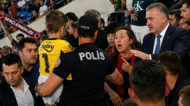 Bakan Bak'tan minik Fenerbahçeli taraftar açıklaması
