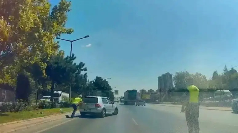 Konya'da arızalanan otomobil yolda kaldı : Polis ekipleri sürücünün yardımına koştu