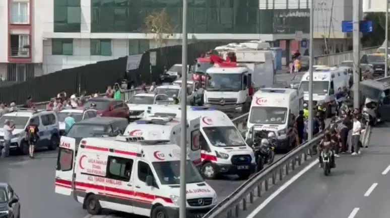 Küçükçekmece'de trafik kazası : Ticari minibüs bariyere çarptı
