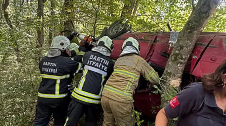 Bartın'da otomobil ağaca çarpıp devrildi : 1'i ağır 3 kişi yaralandı