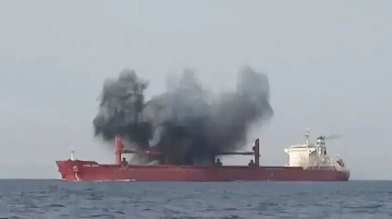 Husiler, Suudi Arabistan'a ait bir petrol tankerini hedef aldı