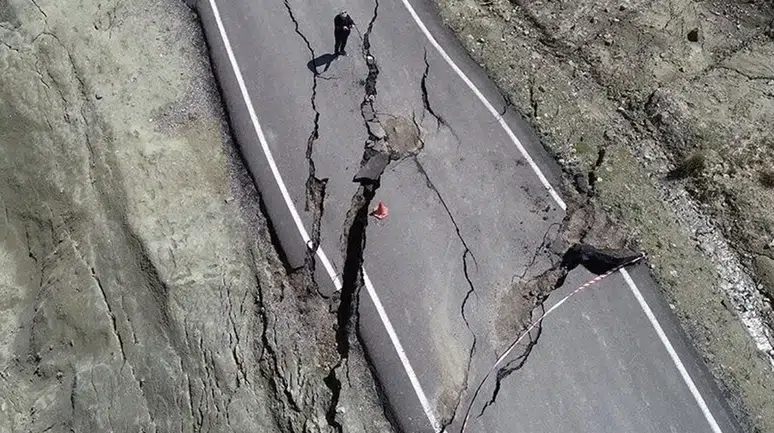 Sağanak sonrası küçük çaplı heyelan