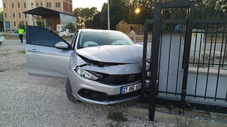 Bilecik'te kontrolden çıkan otomobil binanın kapısına çarptı : 1'i ağır 4 yaralı