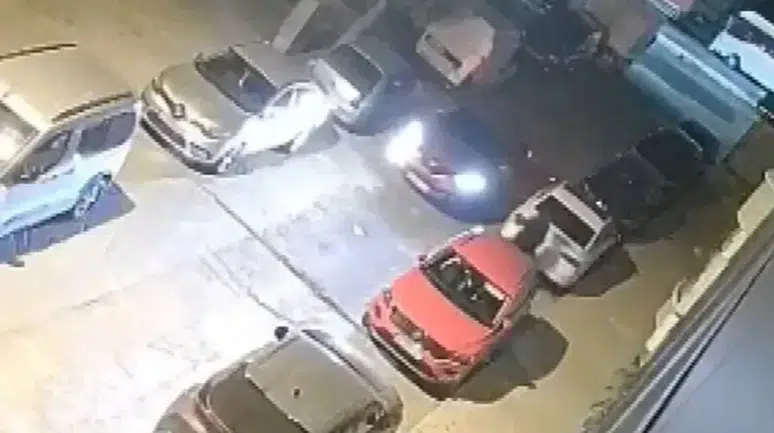 Sultangazi'de otomobile silahlı saldırı : Şüpheliler kaçtı