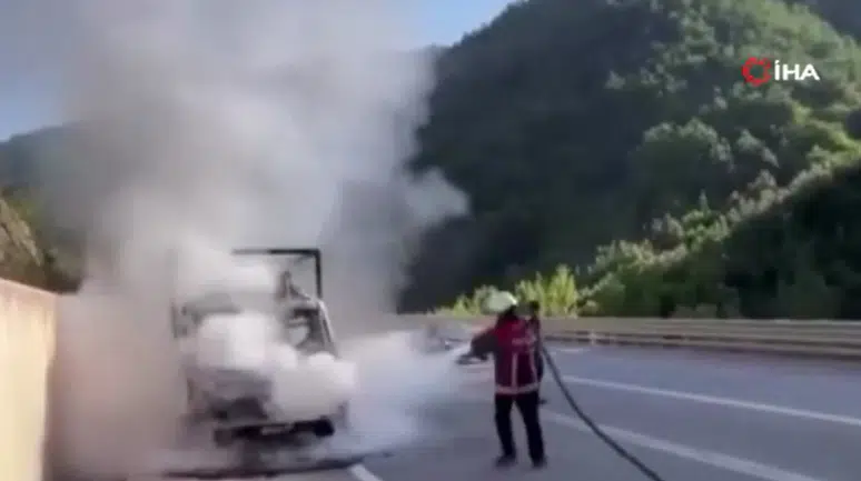 Sinop'ta tavuk taşıyan kamyonette yangın