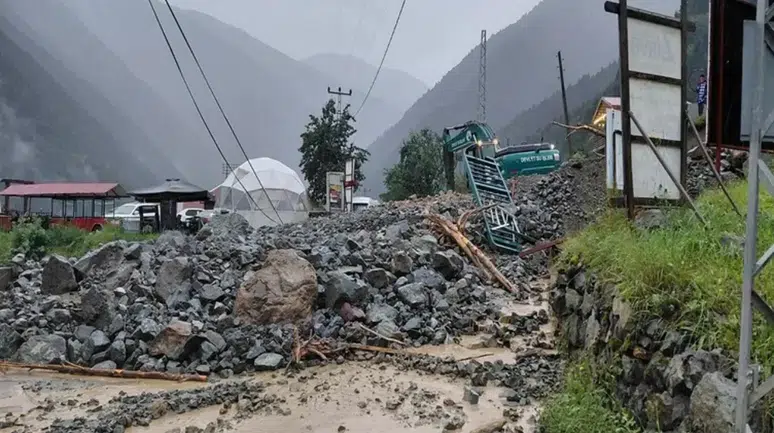 Trabzon Uzungöl'de sağanak sonrası dere taştı : Heyelan meydana geldi