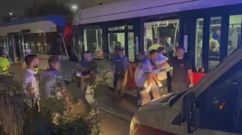 Zeytinburnu'nda 2 tramvay çarpıştı : Yaralılar var