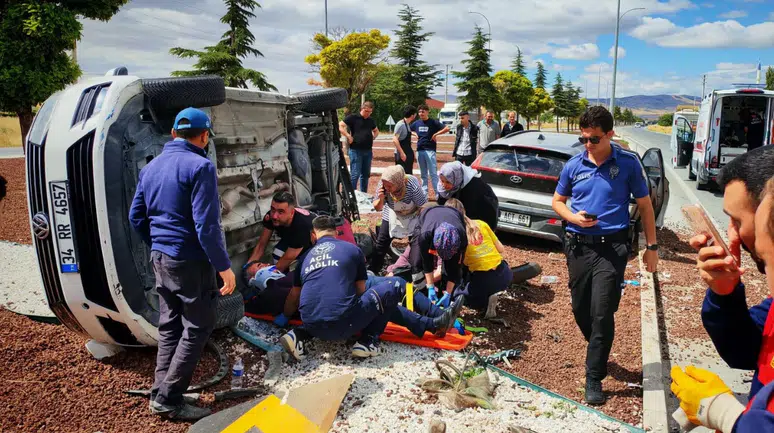 Afyonkarahisar’da feci kaza : İki otomobil çarpıştı, 7 kişi yaralandı