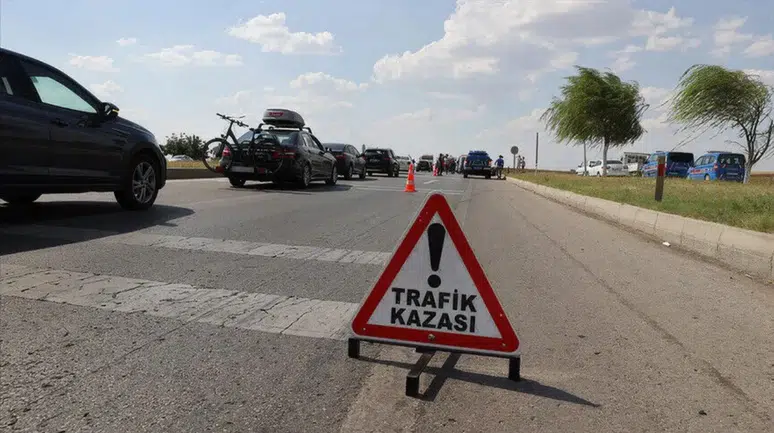 Torbalı’da otomobil tırın dorsesine çarptı : 19 yaşındaki sürücü hayatını kaybetti